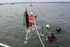 Mise à l'eau d'une structure benthique en Biogéochimie (micro-électrodes Oxygène) à partir du navire de station Planula IV (site de Courbey, Bassin d'Arcachon)